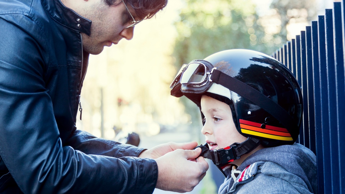 Así deben viajar los niños en moto: desde 7 años, con casco y otras  recomendaciones útiles