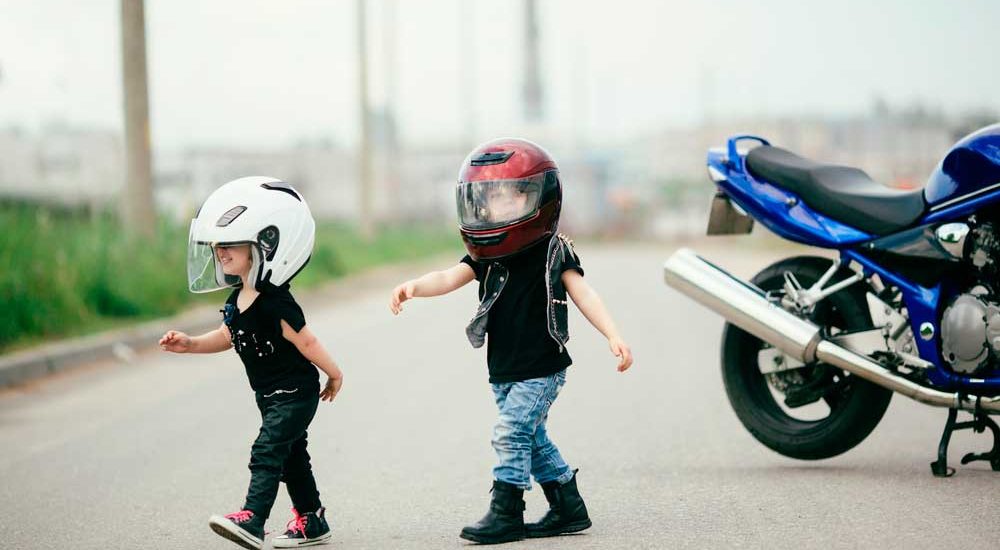 Viajar con niños en moto: ¿cómo elegir su casco?
