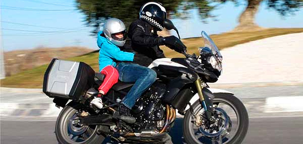 Cuándo pueden viajar los niños en moto? Entérate sobre las normas